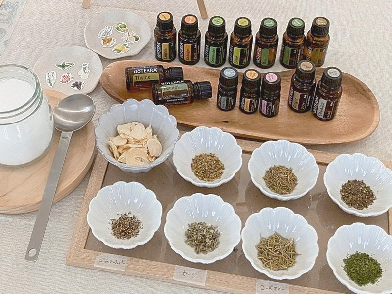 オリジナルアロマハーブソルト作りの様子